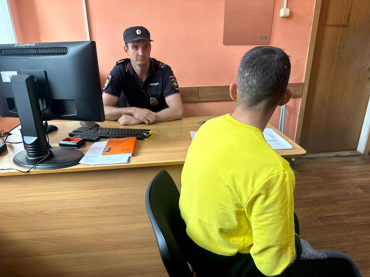 Жителю Приморского края назначен арест за нападение на полицейского В дежурную часть межмуниципального отдела МВД России «Спасский» поступило сообщение жительницы села Красный Кут о том, что ее супруг, находясь в состоянии опьянения, устроил дебош и пугает детей. На место происшествия прибыли сотрудники патрульно-постовой службы полиции. В ходе разговора полицейских с заявительницей ее 34-летний супругначал вести себя агрессивно, оскорблять жену и нарушать общественный порядок. На неоднократные законные требования полицейского прекратить противоправные действия не реагировал. Мужчина был предупрежден о намерении применить в отношении него физическую силу и специальные средства в случае невыполнения им законных требований, также ему было предоставлена возможность и время на выполнение неоднократно озвученных законныхтребований прекратить противоправные действия. В ходе задержания мужчина нанес инспектору ППСП телесные повреждения. На основании ФЗ «О полиции» к правонарушителю пришлось применить физическую силу и наручники. Его доставили для разбирательства в отдел полиции. По результатам медицинского освидетельствования у 34-летнего ранее неоднократно судимого приморца установлено состояние алкогольного опьянения. В отношении гражданина составлен административный протокол по статье 19.3 КоАП РФ. Судом ему была избрана мера пресечения в виде административного ареста сроком на 5 суток. Собранные полицейскими материалы по факту причинения травм сотруднику патрульно-постовой службы полиции направлены по подведомственности для рассмотрения и принятия решения. Полиция Приморья