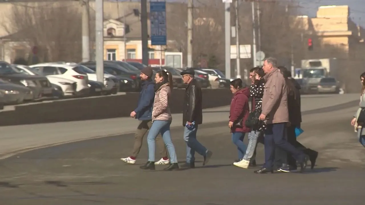 Росстат средняя зарплата в Волгоградской области в феврале составила 67 391 рубль В сравнении с январем сумма снизилась на 2925 рублей Однако с февраля 2025 года размер зарплаты увеличился на 5852 рубля В ЮФО Волгоградская область занимает четвертое место по уровню зарплаты Выше оплата труда в Астраханской области 69 029 рублей Ростовской области 71 262 рубля и Краснодарском крае 79 633 рубля Самые высокие зарплаты в стране в Магаданской области 179 818 рублей Москве 198 429 рублей и Чукотском АО 208 456 рублей Подписаться Перейти на сайт MAX