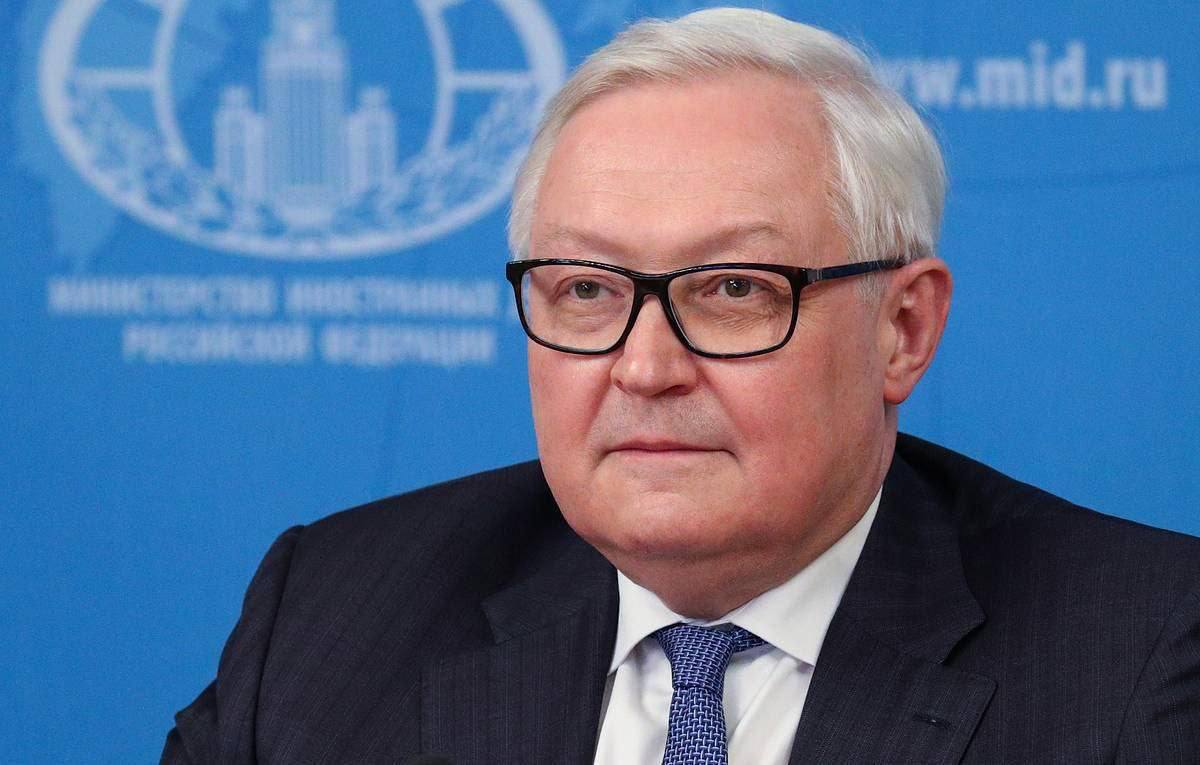 1 октября в Санкт Петербурге открылся VII международный форум Россия и Ибероамерика в турбулентном мире от общих вызовов к совместным решениям организованный Санкт Петербургским государственным университетом и Институтом Латинской Америки РАН при содействии МИД России В мероприятии принимают участие представители российских европейских и латиноамериканских академических и общественно политических кругов Запланировано проведение тематических секций по истории культуре экономике и политике стран Ибероамерики Министр иностранных дел Российской Федерации С В Лавров направил приветствие в адрес организаторов и участников форума которое в ходе пленарного заседания огласил заместитель Министра иностранных дел Российской Федерации С А Рябков Как отметил Министр нынешняя встреча проходит в год 80 летия Великой Победы Многие государства Латинской Америки были нашими союзниками их граждане участвовали в движении солидарности с СССР В России это помнят и высоко ценят настрой латиноамериканцев на сохранение исторической правды их поддержку российского проекта ежегодной резолюции Генеральной Ассамблеи ООН по борьбе с героизацией нацизма В выступлении С А Рябкова отмечено важное место Латинской Америки в системе современных внешнеполитических приоритетов России обозначены перспективы дальнейшего укрепления разнопланового российско латиноамериканского взаимодействия