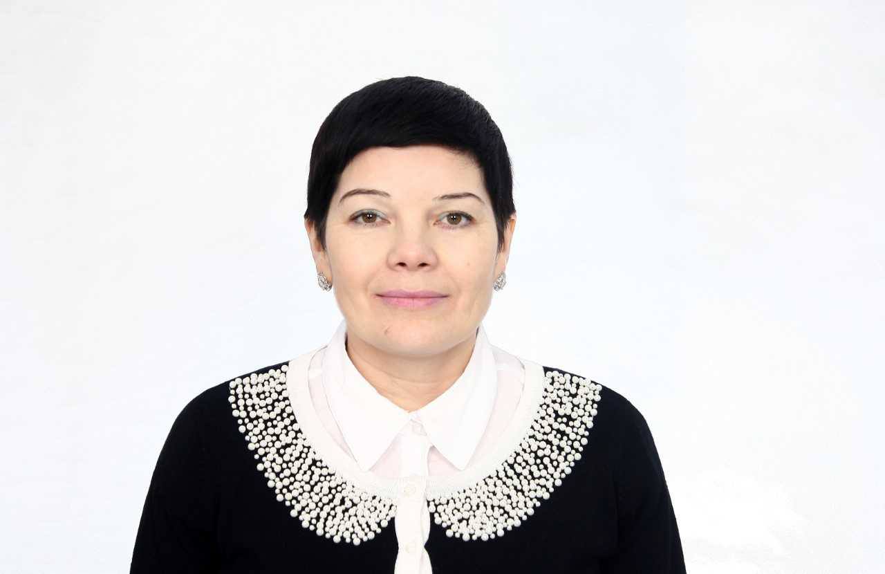 В мошенничестве на соцконтрактах подозревают начальника отдела соцзащиты Азнакаевского района и двух местных жителей. По версии следствия, в 2023 году Гульнара Латыпова подговорила своего приятеля обратиться с бизнес-планом за господдержкой. Начотдела социальной защиты Элиза Марданшина на фото сказала "ок" на выдачу 250к. Дамочки обналичили деньги и поделили между собой. То, что никакого бизнеса нет, выяснили татарстанские СК и ФСБ. Возбуждены уголовные дела о мошенничестве. мы будем делать бабки
