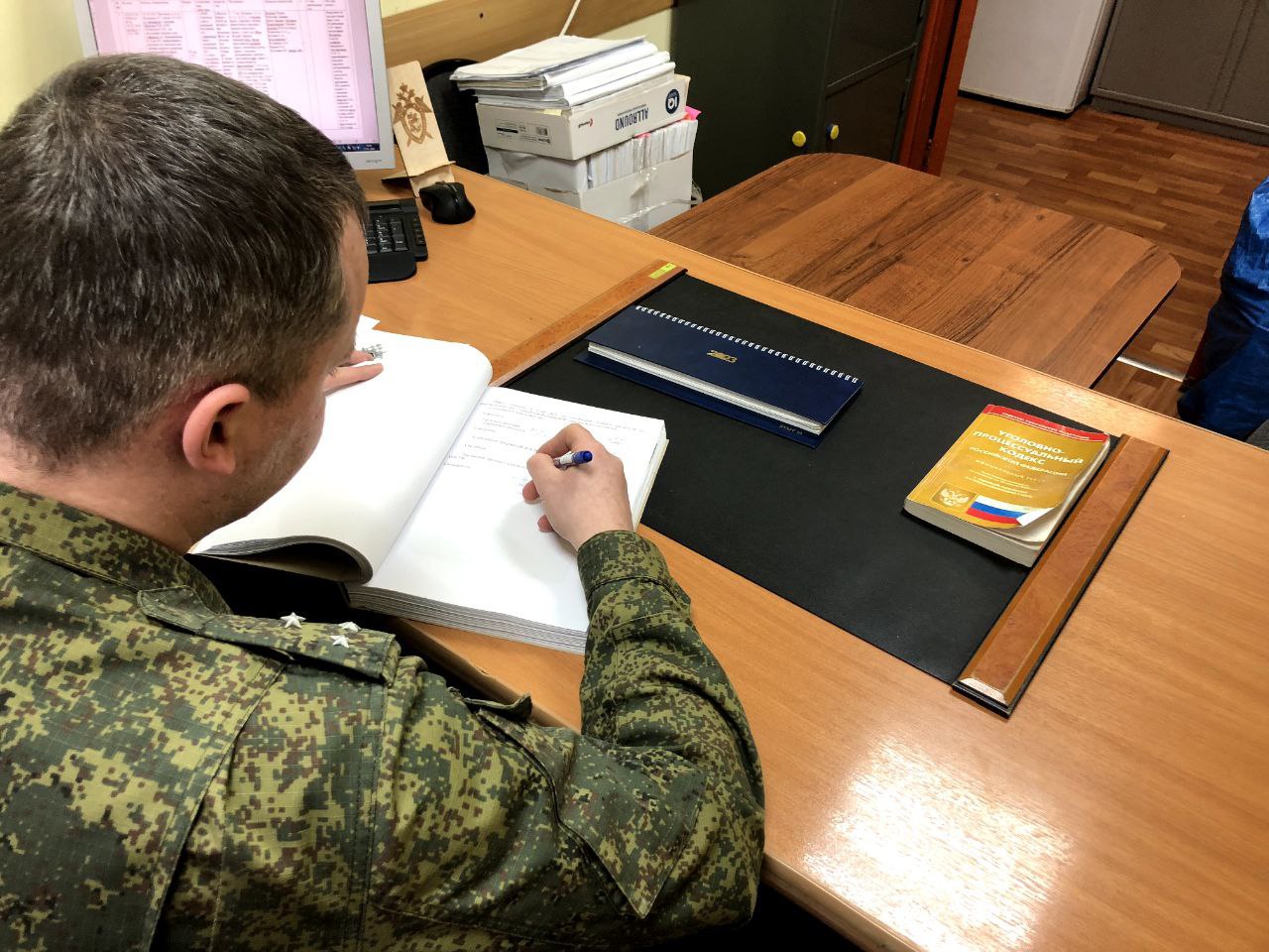 Следователи завершили расследование уголовного дела в отношении несовершеннолетних мариупольцев обвиняемых в краже более 1 6 млн рублей у жителей Бердянска Бердянским межрайонным следственным отделом СУ СК России по Запорожской области завершено расследование уголовного дела в отношении двух жителей города Мариуполя в возрасте 16 ти и 17 ти лет Они обвиняются в совершении семи эпизодов преступлений предусмотренных ч 4 ст 159 УК РФ мошенничество совершенное в крупном размере организованной группой Следствием установлено что несовершеннолетние вступили в организованную группу где через мессенджер следуя указаниям куратора в период с октября 2024 по апрель текущего года выполняли роль курьеров Фигуранты приезжали к потерпевшим домой за денежными средствами которые якобы предназначались для оплаты юридической помощи их родственникам попавшим в дорожно транспортные происшествия После этого обвиняемые переводили денежные средства на реквизиты указанные их подельниками В качестве оплаты обвиняемые оставляли себе 10 от суммы похищенных ими денежных средств Уголовное дело в отношении остальных участников организованной группы выделено в отдельное производство  Общий объем похищенных денежных средств составил свыше 1 6 млн рублей Законные представители несовершеннолетних обвиняемых в полном объеме возместили ущерб потерпевшим В ходе предварительного следствия фигуранты полностью признали свою вину Следствием собрана достаточная доказательственная база в связи с чем уголовное дело с утвержденным обвинительным заключением направлено в суд для рассмотрения по существу  Подписывайтесь на Следком Запорожской области