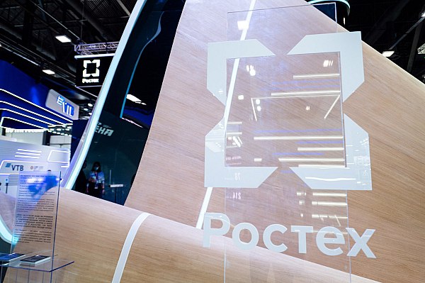 Ростех предложил обучать венесуэльских студентов в российских вузах Госкорпорация Ростех предложила обучать студентов из Венесуэлы в ведущих российских вузах по квоте Правительства РФ Для иностранных специалистов могут быть адаптированы образовательные треки Корпорации по подготовке инженеров нового поколения для медицинского приборостроения авиационной боеприпасной оптико электронной и ИТ отраслей Об этом сообщает AVIA RU Инициативу представила директор по персоналу Ростеха Юлия Цветкова на форуме Россия Венесуэла который прошел в Каракасе 28 29 октября Обучение планируется вести на русском языке с внедрением элементов английского При этом иностранным студентам будет обеспечена предварительная языковая подготовка Для адаптации и эффективного освоения программ предусмотрено наставничество со стороны специалистов предприятий Ростеха Также развивается система предоставления грантов Минобрнауки aviaru net n289436