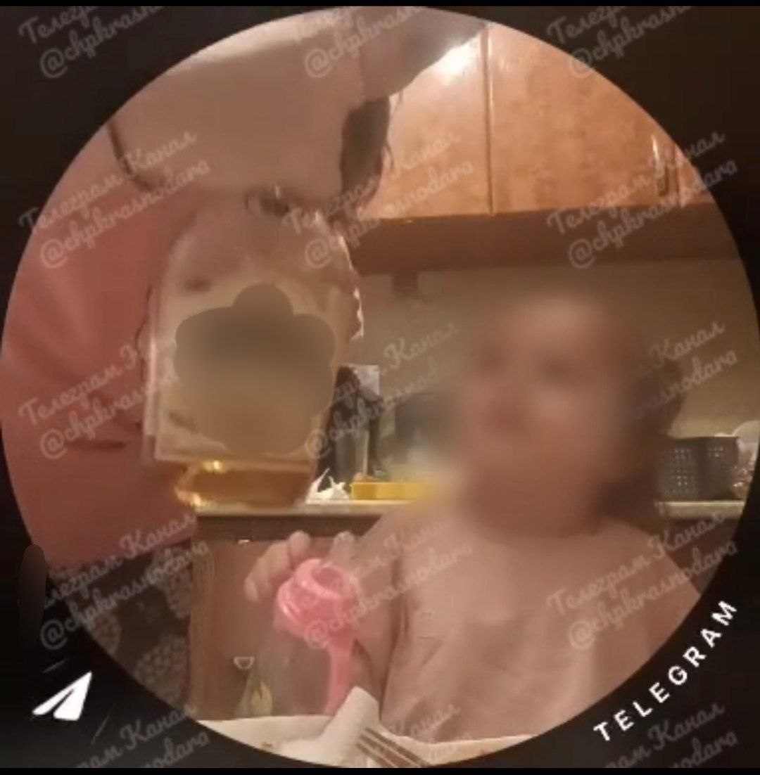 Женщина дает выпить якобы алкоголь своему ребенку видео расходится в соцсетях По словам очевидцев жительница Краснодара часто выкладывает в общий чат ролики на которых наливает своей маленькой дочке спиртное Полиция Краснодара проводит проверку chpkrasnodara Кубань 24 в MAX