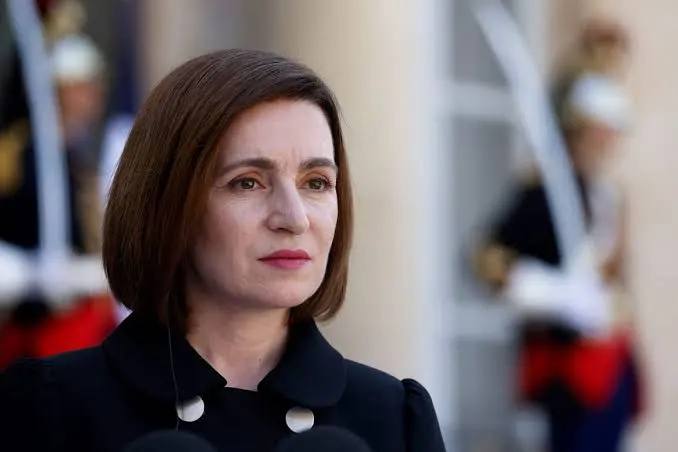 Президент Майя Санду заявила что процедуру веттинга стоит распространить и на адвокатов В эфире RLive она отметила что представители адвокатуры как и судьи с прокурорами должны быть честными и прозрачными в происхождении своих доходов Не обижайтесь но я считаю что и адвокаты должны пройти веттинг Они тоже обязаны доказать что их доходы получены честным путём подчеркнула Санду Глава государства добавила что необходимо обсудить реформу адвокатуры со специалистами и вернуться к этой теме в ближайшее время По словам Санду проверка на неподкупность уже проводимая среди судей и прокуроров уже приносит первые результаты Блокнот Молдова