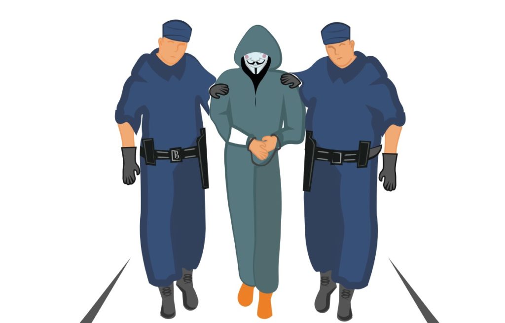 В Рязани под суд отправили 19-летнего курьера телефонных мошенников  Как сообщает УМВД России по области, окончено расследование уголовного дела о совершении преступления, предусмотренного ч. 4 ст. 159 158 УК РФ – мошенничество, совершенное группой лиц по предварительному сговору в особо крупном размере. Фигурантом дела является уроженец страны Закавказья – натурализованный гражданин Российской Федерации, обучавшийся в колледже Москвы.  Следствием установлено, что в апреле этого года молодой человек через интернет-мессенджер нашел «легкий» заработок – работу курьера в интересах колл-центра дистанционных мошенников. Обвиняемый согласился забирать денежные средства у обманутых граждан и переводить их на подконтрольные счета кураторов, оставляя себе небольшой процент от суммы в качестве вознаграждения.  Потерпевшим по делу проходит 83-летний житель Рязани, к которому злоумышленники применили многоступенчатую схему обмана. Сначала ему позвонили якобы из домофонной компании под предлогом замены домофона, по...