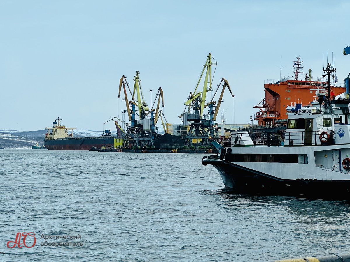 В мае 2025 года Мурманский морской торговый порт ММТП обработал 1,08 млн тонн грузов, что на 19,6% меньше, чем в прошлом году. В структуре грузопотока преобладал уголь 75% , также были перевалены железорудный концентрат 24% и генеральные грузы 1% . Ранее «Арктический Обозреватель» сообщал, что снижение грузооборота связано с уменьшением спроса на уголь на экспортных рынках, падением цен, высокими затратами на транспортировку и переориентацией грузов в восточном направлении. При этом, порт готов увеличить объёмы грузооборота по мере восстановления спроса на внешних рынках. Его мощности позволяют обрабатывать до 24 млн тонн грузов в год. «Арктический Обозреватель»