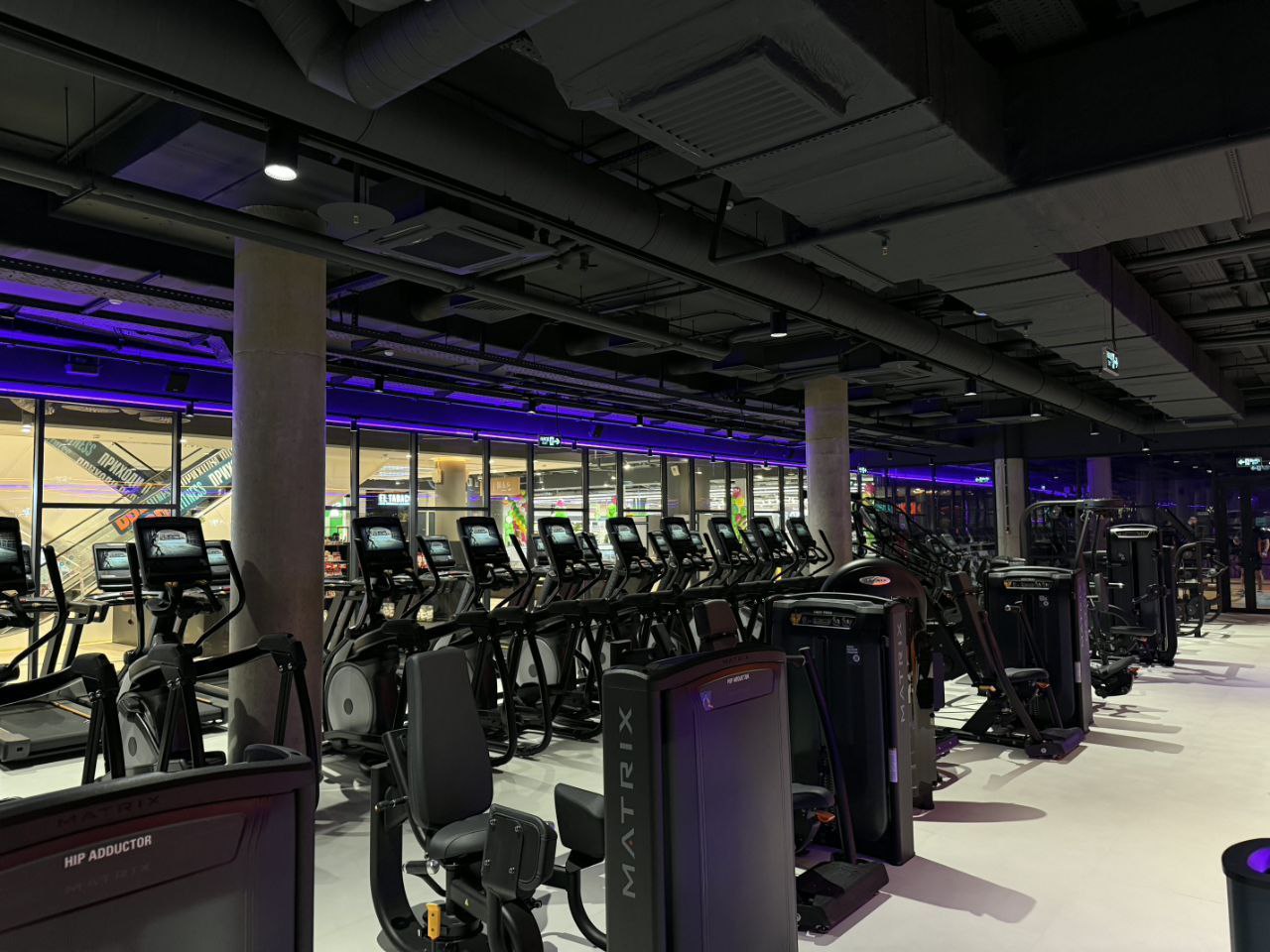 Федеральная сеть DDX Fitness продолжает расширяться в Москве Новый клуб открыт в партнерстве с ADG group в районном центре Место встречи Патриот Площадь объекта 1 665 м² Формат понятный рабочий без лишнего шума Фитнес как часть повседневной инфраструктуры района РСТЦ DDX ADG