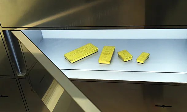 Китай планирует стать хранителем иностранных золотых резервов для укрепления своих позиций на мировом рынке драгоценных металлов Народный банк Китая использует Шанхайскую золотую биржу для привлечения центральных банков дружественных стран к покупке и хранению золотых слитков Эти усилия продолжаются последние месяцы и уже привлекли интерес одной страны Юго Восточной Азии сообщает Bloomberg Подчеркивается что Китай стремится снизить зависимость от доллара и западных финансовых центров предлагая золото как средство защиты от геополитических рисков Центральные банки закупают золото для обеспечения безопасности своих активов Народный банк Китая активно приобретает золото в течение десяти месяцев подряд а спрос со стороны центральных банков способствует росту цен на золото Как отмечается золотые резервы будут храниться на депозитарных складах Международного совета Шанхайской биржи золота SGE Новые закупки не будут изыматься из существующих запасов