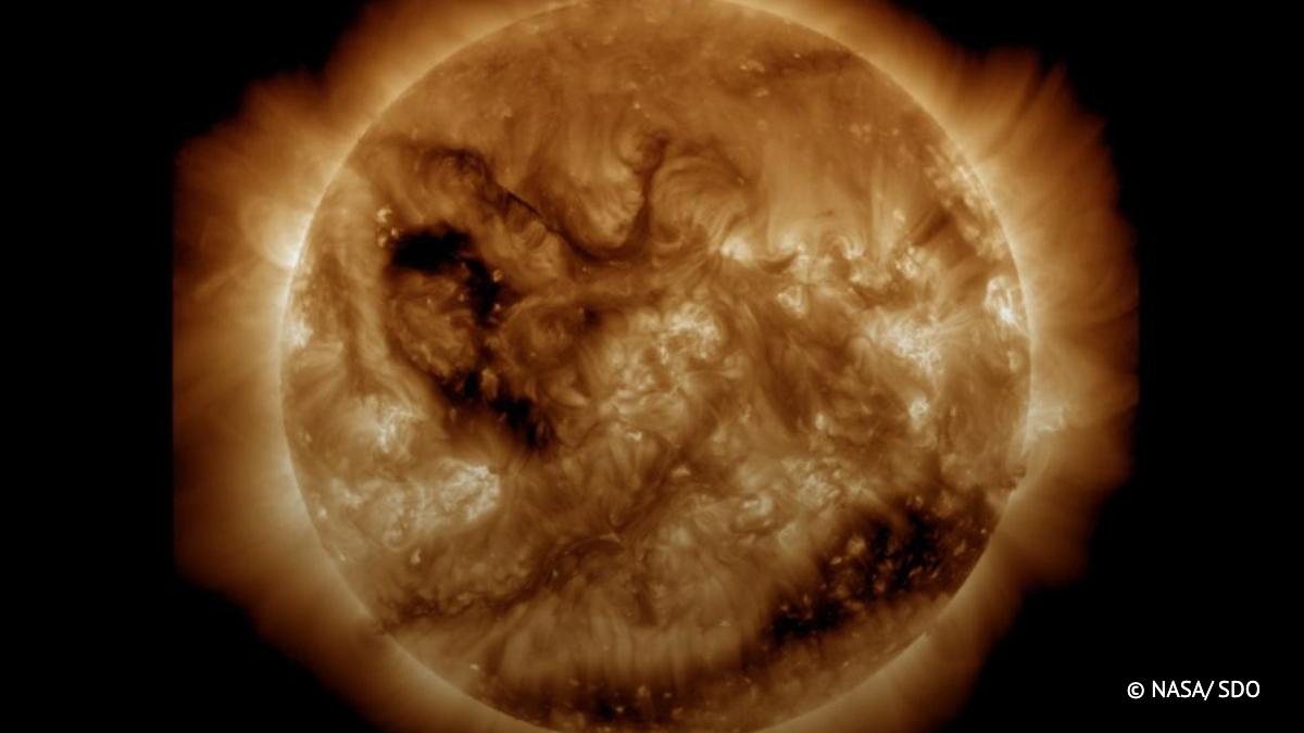 Зафиксировано стремительное расширение корональной дыры на Солнце, сообщили в лаборатории солнечной астрономии ИКИ и ИСЗФ РАН.  Площадь корональной дыры за сутки увеличилась примерно на 50%. Сильное потемнение регистрируется сейчас не только в верхних, но и в нижних слоях солнечной атмосферы.     / Наука