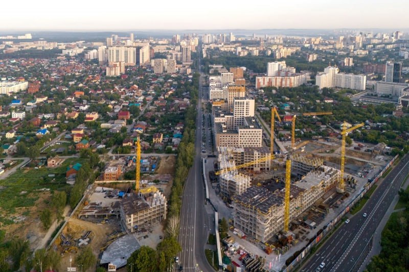 В 2025 году строительная отрасль переживает спад: ключевая ставка остаётся высокой, дорожает проектное финансирование, спрос ограничен высокими ипотечными ставками. Однако застройщики не сбавляют темп — главным инструментом развития они видят проекты комплексного развития территорий КРТ . По данным Фонда развития территорий, в России уже реализуются 721 территория КРТ общей площадью более 17 тысяч гектаров с потенциалом строительства свыше 121 млн квадратных метров недвижимости. Крупные игроки вроде «Брусники», «Железно» и «Практики» активно участвуют в этих проектах, чтобы расширить земельный банк и выйти в новые регионы. Девелоперы отмечают, что КРТ — пока единственный способ комплексного обновления городов, при котором сбалансированы интересы бизнеса, властей и жителей. Однако для успешной реализации важны чёткие условия аукционов без перегруза социальных обязательств, иначе проект может «зависнуть» или привести к завышенной стоимости земли. Правильно спланированные КРТ приносят пользу всем: город получает благоустроенные территории без бюджетных затрат, инвесторы — предсказуемые условия для строительства, а местные жители — новые дома, инфраструктуру и комфортную среду для жизни. Подробнее об этом читайте в нашем материале. Фото предоставлено пресс-службой компании «Брусника»
