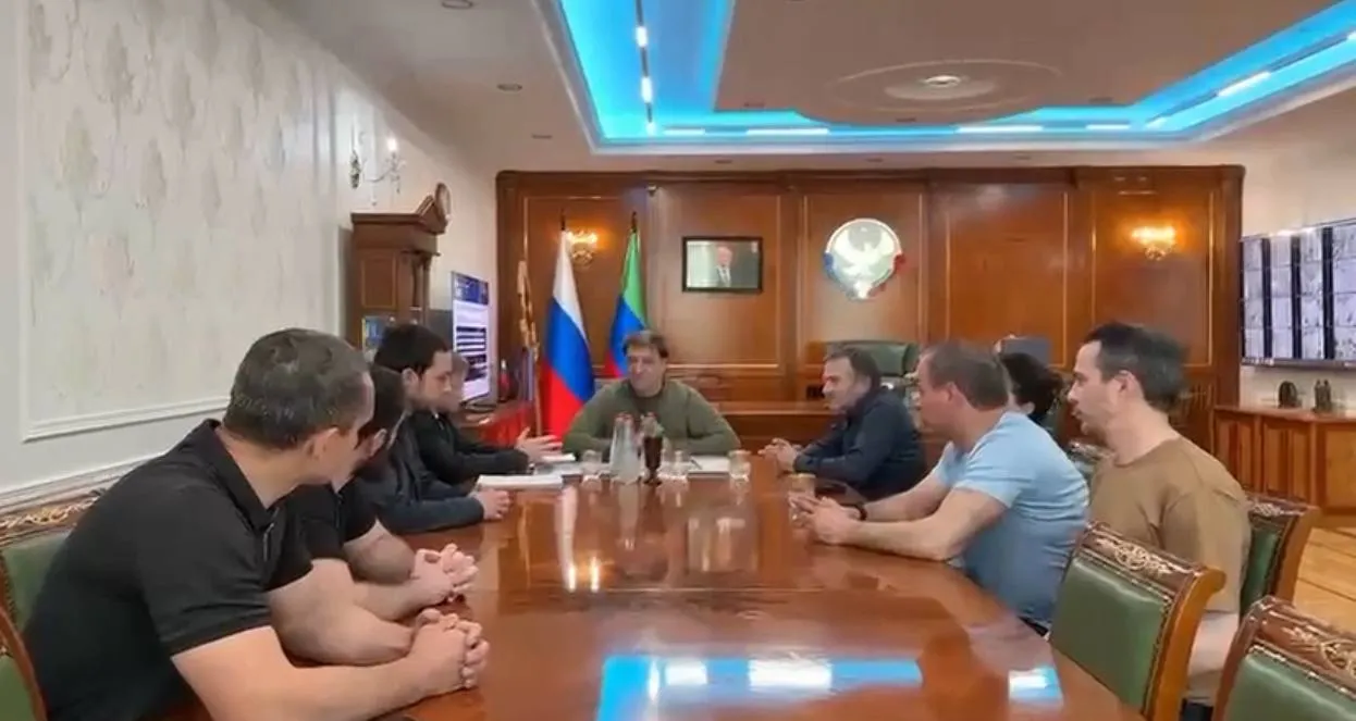 В Махачкале 500 семей в микрорайоне ДОСААФ стали заложниками чужого финансового спора Что известно сейчас Люди купили землю оформили документы построили дома провели дороги газ и свет А недавно выяснили что их имущество арестовано Причина долг в 1 3 миллиона рублей между ООО Байтер и бывшим владельцем земли Сумму не закрыли из за того что не провели дороги к участкам Теперь компании судятся а в заложниках 500 семей Жители не были оповещены о запретах узнали об аресте случайно Один из соседей попытался продать участок но не смог Люди пытались договориться с Байтером но те на связь не вышли В ситуацию включилось министерство имущества Дагестана Врио министра Заур Эминов заявил что специалисты выяснят как земля выбыла из федеральной собственности и проведут встречу с участниками конфликта Глава Махачкалы Джамбулат Салавов встретился с инициативной группой микрорайона учредителем ООО Байтер Умаханом Ахмедовым и гендиректором компании Заирой Мусаевой Салавов заявил что права горожан защитят и никто не потеряет своё жильё Учредитель Байтера подчеркнул что не имеет претензий к владельцам домов