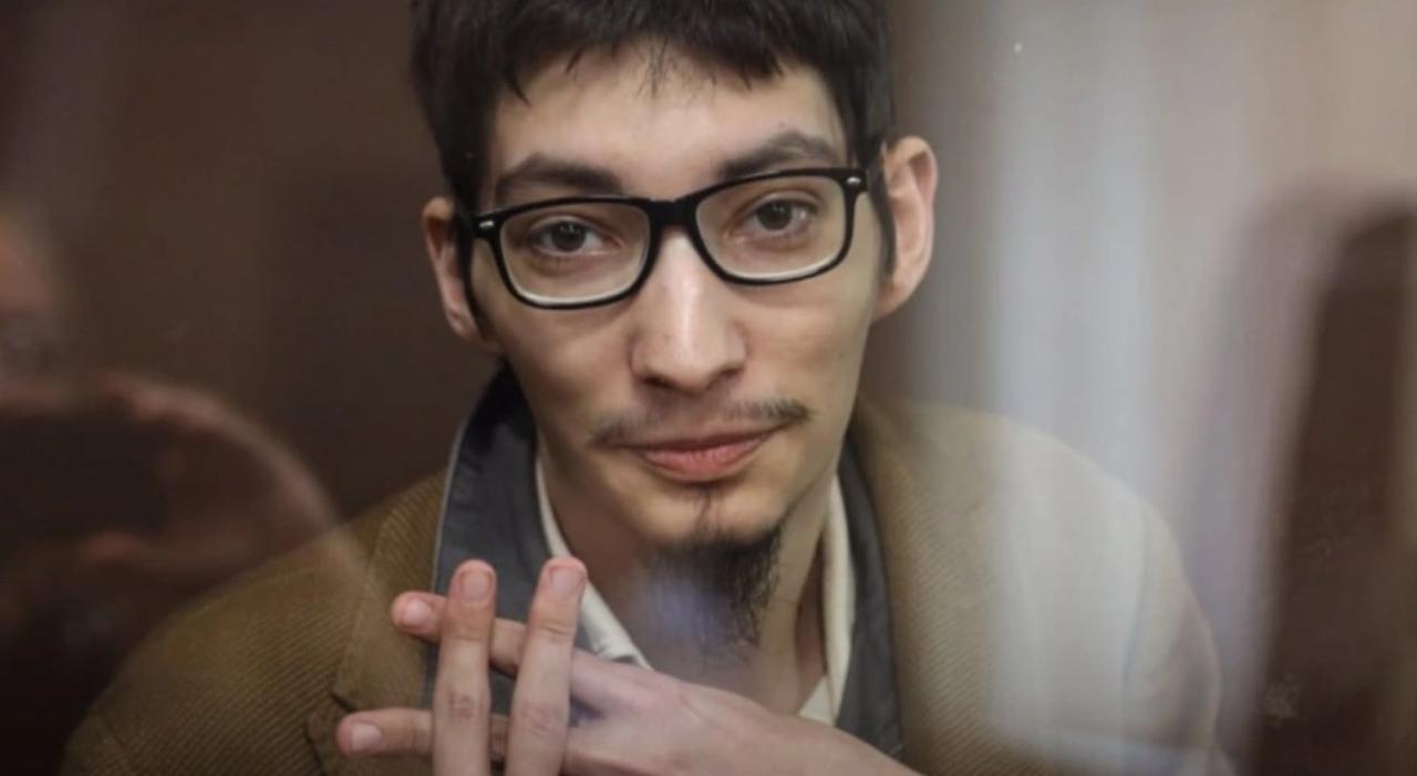 Художник акционист Павел Крисевич уехал из России Крисевич после двух административных арестов подряд покинул страну В своем телеграм канале он написал что перед освобождением из под последнего ареста ему намекнули на необходимость уехать из России в ином случае ему грозит новое уголовное дело В 2023 году Крисевича приговорили к пяти годам колонии общего режима по обвинению в хулиганстве с применением оружия в июне 2021 года он на Красной площади зачитал манифест и выстрелил из сигнального пистолета сначала в воздух а затем себе в голову По словам художника акция была протестом против политических репрессий В конце осени 2025 года Крисевича дважды арестовали за мелкое хулиганство Минюст признал Павла Крисевича иноагентом