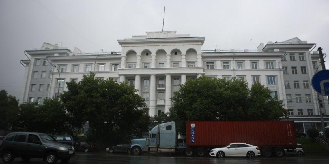 В Новосибирске закончили реставрацию Дома грузчиков по улице Фабричной. Об этом сообщили в телеграм-канале «Новосибирские новости». Реконструкцию объекта культурного наследия регионального значения начали в 2024 года. За это время были отремонтированы стены, заменены окна в подъездах и так далее. Здание было построено в 1937 году для жилого дома для работников речного флота. #новосибирск