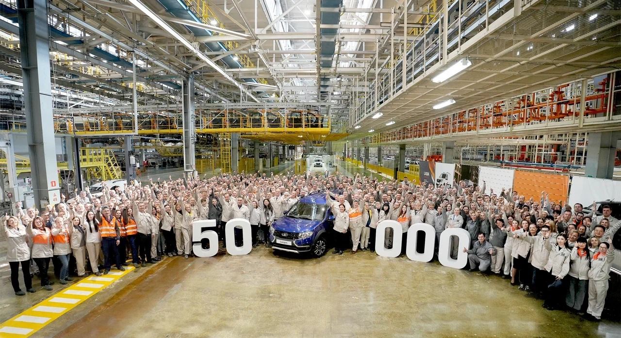 50-тысячный ижевский Ларгус С конвейера автозавода Лада Ижевск сошел 50-тысячный Ларгус. Юбилейным автомобилем стал 5-местный универсал синего цвета «капитан» в комплектации Comfort, оснащенный мотором 106 л.с. Производство Ларгуса в Ижевске начали 15 мая 2024 года. Сейчас в Ижевске выпускается вся гамма: пяти- и семиместные универсалы, версия Cross и коммерческие фургоны.
