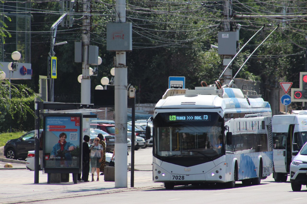Ущерб более 8 5 млн Волгограду поставили менее мощные троллейбусы чем заказывали В Волгограде под суд идет главный инженер ООО МУП Метроэлектротранс Антон Шитов Прокуратура обвинила руководителя в злоупотреблении должностными полномочиями из за чего горожане теперь ездят на менее мощных троллейбусах чем заказали и оплатили по госконтракту власти Как сообщает надзорное ведомство обвиняемый подписал акт о приемке 56 троллейбусов с мощностью двигателей 150 кВт хотя по контракту были оплачены более дорогие модели По техническому заданию которое прилагалось к контракту говорилось что поставщик должен поставить троллейбусы с двигателями мощностью 170 180 кВт По данным прокуратуры Шитов задним числом оформил и приложил к контракту допсоглашение якобы об изменении существенных условий заменив параметры на не превышает 195 кВт В итоге поставленные модели оказались дешевле оплаченных на 8 5 млн Подписаться на kp volgograd