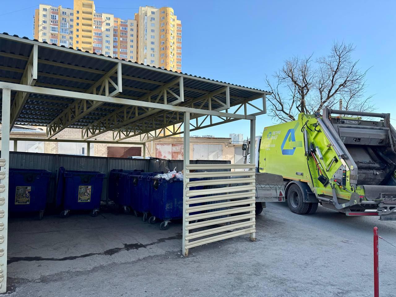 В Самаре автомобилист распылил газовый баллончик на водителя мусоровоза ЧП произошло в Кировском районе города Мусоровоз перегородил проезд во дворе загружая отходы Один из автомобилистов проследовал за спецтранспортом до следующей контейнерной площадки и распылил в лицо водителю содержимое перцового баллончика рассказали в пресс службе минприроды Самарской области На место прибыли экстренные службы и полиция Пострадавшему водителю была оказана медицинская помощь он находится на больничном По факту нападения написали заявление в полицию