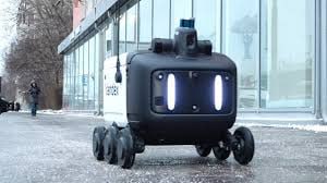 Внедрение роботов доставщиков планируется в 34 регионах России пока в экспериментальном режиме сообщили в Минэкономразвития Это позволит не только расширить географию использования роботов доставщиков но и закрепить их статус как полноправных участников дорожного движения считают в ведомстве где в данный момент совместно с МВД прорабатывает параметры эксперимента Где уже работают роботы доставщики в основном Яндекс Москва Москва Сити Тверской Пресненский Ломоносовский Раменки Аэропорт Тропарево Никулино Фили Давыдково Хамовники Иннополис Татарстан Мурино Ленинградская область Годовые затраты на один робот доставщик составляют около 295 тысяч рублей Зарплата пешего курьера за год в Москве и Петербурге 878 тысяч рублей а в малых региональных городах 574 тысяч Таким образом годовое содержание ровера оказалось на 49 66 меньше чем расходы на оплату труда пеших курьеров в различных регионах однако эти расчеты не учитывают затрат приобретение самого устройства