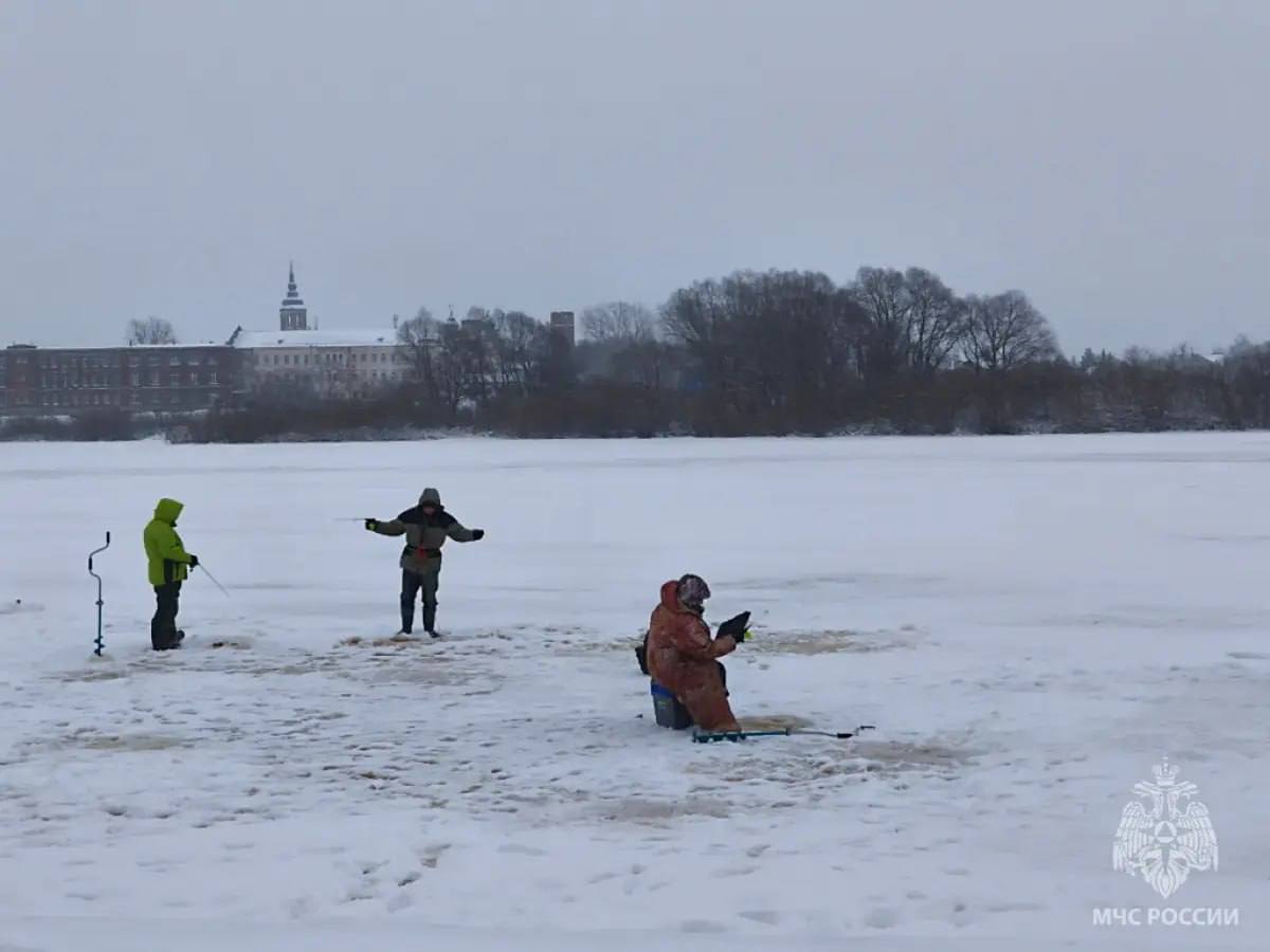 МЧС в Новгородской области запрещён выход на лёд Спасатели напоминают о мерах безопасности   не проверяйте прочность льда ударом ноги   не подходите к трещинам и прорубям   не выходите на лёд в тёмное время суток   не оставляйте детей на льду без присмотра Подписаться