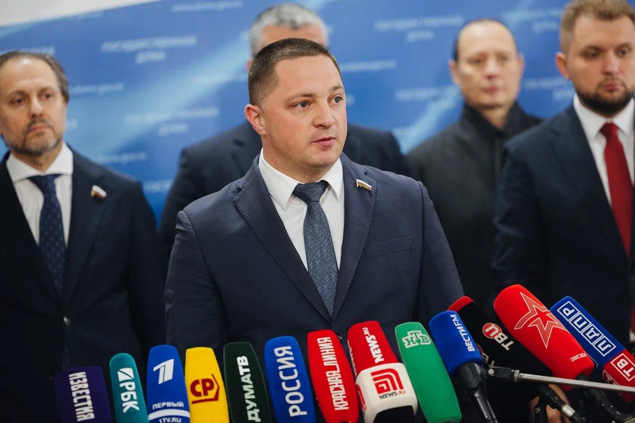 Дмитрий Новиков необходимы единые правила для всех заказчиков Депутат ЛДПР Дмитрий Новиков напомнил что сегодня КоАП предусматривает ответственность заказчиков за несвоевременную оплату лишь в случае контрактов с малым и средним бизнесом хотя срок оплаты установлен единый не более 7 рабочих дней для всех поставщиков Парламентарий заявил что сегодня рассматривается законопроект ЛДПР призванный устранить этот пробел и ввести штрафы за задержки вне зависимости от размера поставщика Это повысит конкуренцию и обеспечит честные условия работы на рынке Наши изменения предлагают данный КоАП расширить и ввести административную ответственность для всех сфер бизнеса Тем самым мы повысим конкуренцию и будет прозрачный возврат денежных средств со стороны заказчиков и поставщиков заявил Дмитрий Новиков