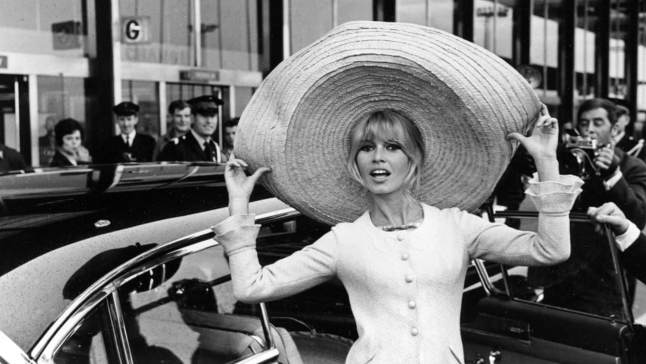 Ушла из жизни Брижит Бардо французская актриса певица и активистка Ей был 91 год За свою двадцатилетнюю карьеру Бардо снялась более чем в 50 фильмах Широкую известность ей принесла картина Роже Вадима И Бог создал женщину 1956 среди других знаковых работ Парижанка Мишеля Буарона Истина Анри Жоржа Клузо Презрение Жана Люка Годара и Вива Мария Луи Маля за роль в котором актрису единственный раз номинировали на премию BAFTA В 1973 году Бардо сообщила о завершении актерской карьеры и посвятила себя борьбе за права животных В 1986 году актриса основала Фонд Брижит Бардо который действует до сих пор За время своего существования Фонд помог создать приюты для животных в разных странах и даже восстановить несколько исчезающих видов в Африке В память об актрисе перечитываем архивный материал The Blueprint Брижит Бардо от А до Я The Blueprint News