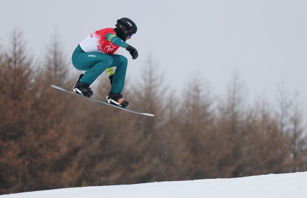 Австралийский сноубордист сломал шею во время тренировки на Олимпиаде Австралийский сноубордист Кэм Болтон получил серьезную травму на тренировке по сноуборд кроссу перед выступлением на Олимпийских играх в Милане и Кортина д Ампеццо Об этом сообщает The Guardian Травма была получена в понедельник а на следующий день 35 летний Болтон который должен быть выступить на своей четвертой Олимпиаде обратился за помощью из за усиливающейся боли в шее Спортсмена обследовали выявив два перелома после чего вертолетом эвакуировали с горы для дальнейшего лечения Болтон является серебряным призером чемпионата мира в смешанных соревнованиях по сноуборд кроссу 2025 года Getty Images Подписаться на РБК Спорт
