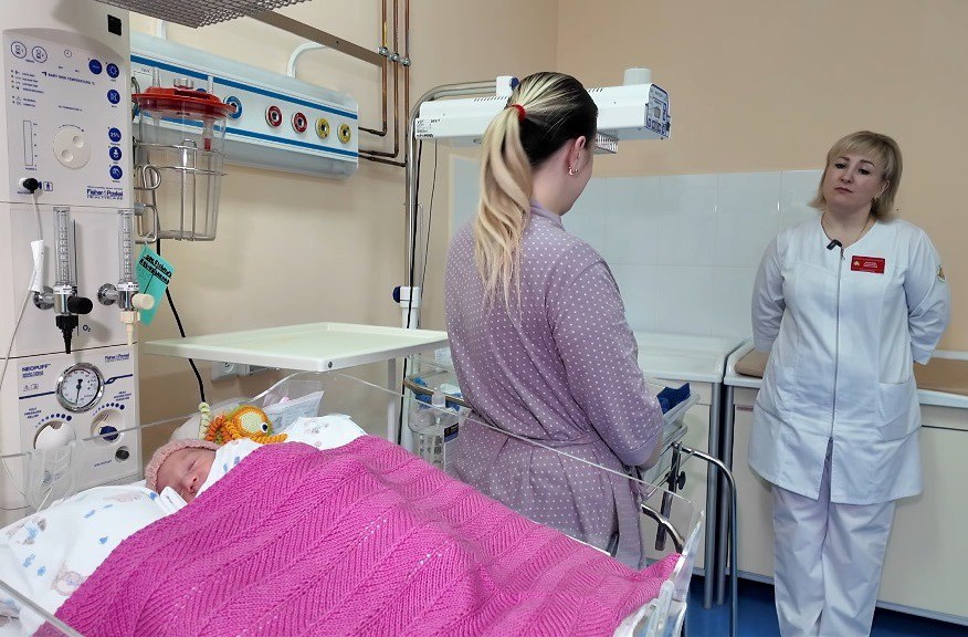 Телеканал Новый век совместно с министерством здравоохранения Тамбовской области запустил проект который призван познакомить зрителя с историями высококлассных медицинских специалистов Герои проекта рассказывают о том как пришли в профессию размышляют о главных качествах медицинского работника делятся историями из практики Старт проекту дала в эфире программы Новое утро 19 января министр здравоохранения региона Марина Македонская Сюжеты о медработниках выходят еженедельно на Новом утре по понедельникам Героиней первого выпуска стала Елена Воронова заведующая отделением гематологии Тамбовской областной клинической больницы им В Д Бабенко главный внештатный эксперт гематолог министерства здравоохранения региона Журналисты Нового века уже побывали в областном онкодиспасере 4 й городской больнице Тамбова а также в областной детской больнице Фото телеканал Новый век Наши новости в MAX