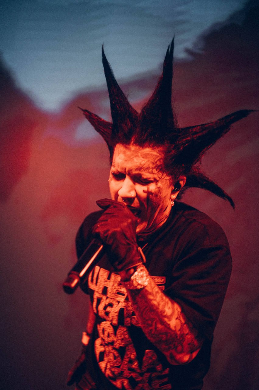 В Барнауле отменили концерт репера Ганвеста из за жалоб Русской общины Концерт Ганвеста в Барнауле должен был пройти 21 февраля в клубе Опера Члены Русской общины в Алтайском крае возмутились возрастным ограничением на мероприятие оно было указано как 14 и отправили жалобы в различные надзорные органы сообщает Банфакс После жалоб организаторы перенесли концерт в клуб Эрмитаж и увеличили возрастное ограничение до 18 лет А позже концерт отменили совсем Кроме этого 17 февраля стало известно что на репера завели административное дело в связи с пропагандой употребления наркотических веществ в некоторых песнях На данный момент проводится проверка Про репера Ганвеста и его уникальный язык рассказывали здесь Фото телеграм канал Ганвеста Подписывайтесь на amic ru в Max