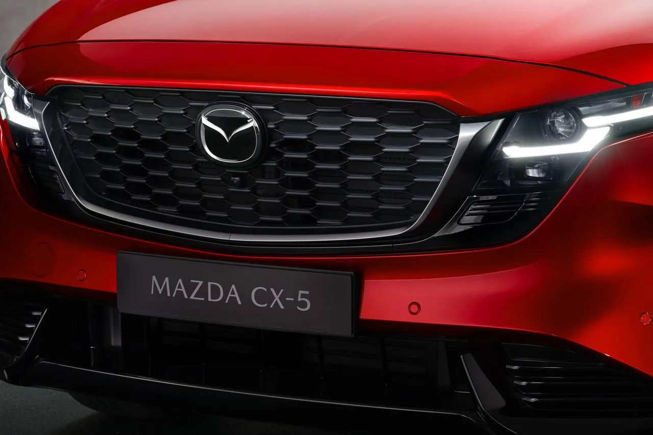 Продажи Mazda в России выросли в 14 раз По итогам первого квартала 2026 года в России было продано 6802 автомобиля Mazda почти в 14 раз больше чем за аналогичный период 2025 года 488 штук Об этом сообщил директор агентства Автостат Сергей Целиков Самой популярной моделью стал кроссовер CX 5 на него пришлось более 90 всех продаж марки 6183 штуки Остальные модели CX 50 и CX 30 заняли 4 3 и 2 6 соответственно Примечательно что большинство автомобилей Mazda поставляемых в Россию 96 собирают в Китае За рулем в VK