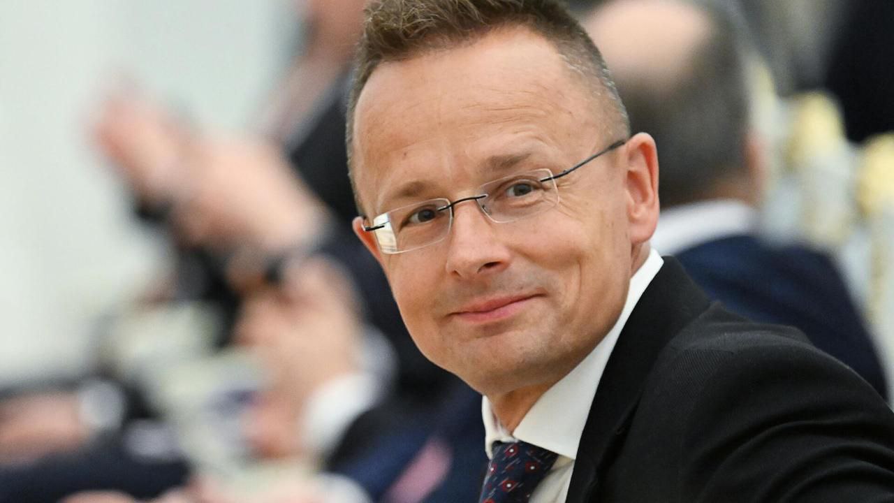 Венгрия не поставляла и не будет поставлять оружие Украине, Будапешт не причастен к помощи НАТО Киеву, сообщил глава МИД Петер Сийярто в интервью ТАСС. По его словам, страна готова искать решения совместно с РФ в случае запрета Евросоюза на поставки российского газа. Кроме того, Венгрия полностью привержена строительству АЭС «Пакш-2» с участием госкорпорации «Росатом» и рассчитывает на заливку первого бетона осенью.