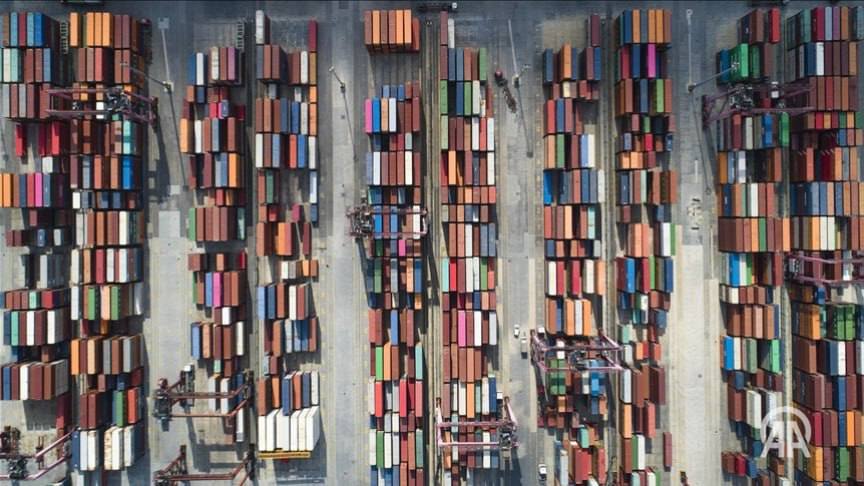 Турция наращивает экспорт из свободных экономических зон За прошлый год свободные экономические зоны Турции показали значительные результаты общий объем торговли достиг 28 554 млрд долларов что на 3 1 превышает показатель прошлого года а экспорт превысил 12 4 млрд долларов Эти показатели акцентируют значимость СЭЗ как производственных центров и их вклад в общий экспорт страны По данным Министерства торговли Турции в в стране функционируют 19 свободных экономических зон