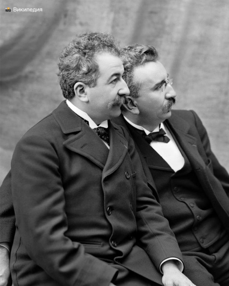 Сегодня отмечается Международный День кино Ровно 130 лет назад 28 декабря 1895 года братья Люмьер устроили первый платный показ фильмов в подвале Гран кафе на бульваре Капуцинок в Париже Первым был показан фильм Луи Люмьера Выход рабочих с фабрики который длился всего 45 секунд После показа зрители еще долго аплодировали стоя восторгаясь увиденным Именно в этот день зародилось кино которое стало неотъемлемой частью нашей жизни Поздравляем всех причастных к этому большому празднику Будь во власти ино