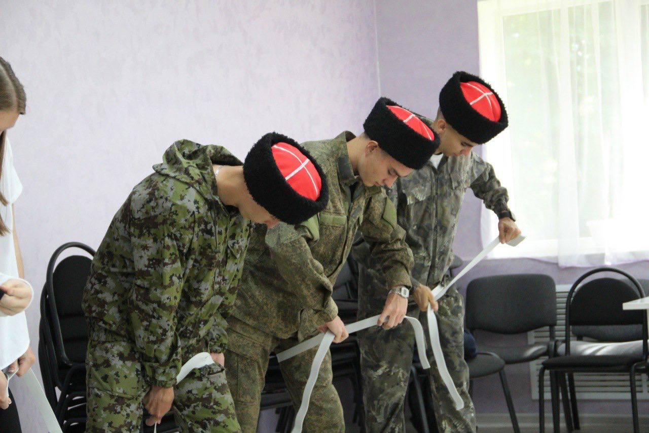Молодежь осваивает навыки первой помощи В Доме культуры станицы Старовеличковской Калининского района провели мастер-класс по тактической медицине. Организаторами мероприятия выступили представители муниципального отделениия Союза казачьей молодежи Кубани и отдела по делам молодежи, а также активисты «Движения первых». На мастер-классе присутствовали атаман Гривенского СКО Роман Кормилов, атаман Старовеличковского станичного казачьего общества Михаил Обмочий, а также руководитель муниципального отделения СКМК и участник специальной военной операции Виталий Кулий. Инструктором выступил опытный медик, участник СВО с позывным «Стич». Он поделился с присутсвующими своим опытом и знаниями о том, как правильно останавливать кровотечения и делать искусственное дыхание. В ходе мастер-класса участники не только получили теоретические знания, но и приобрели практические навыки. Они научились правильно комплектовать аптечку, узнали о важности своевременного оказания помощи и отработали основные приемы под руководством опытного инструктора. – На мой взгляд, потребность и интерес в таком обучении будет и дальше увеличиваться, – отметил Виталий Кулий.