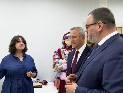 Работу калужского центра "Доброта" продемонстрировали Министру труда и соцзащиты РФ С рабочим визитом в Калуге находится Министр труда и социальной защиты Российской Федерации Антон Котяков. Вместе с губернатором области он посетил центр "Доброта", где проходят реабилитацию дети и подростки с ограниченными возможностями здоровья. Во время визита в учреждении шли занятия, поэтому гость смог наглядно увидеть работу, которая ежедневно ведётся в учреждении.