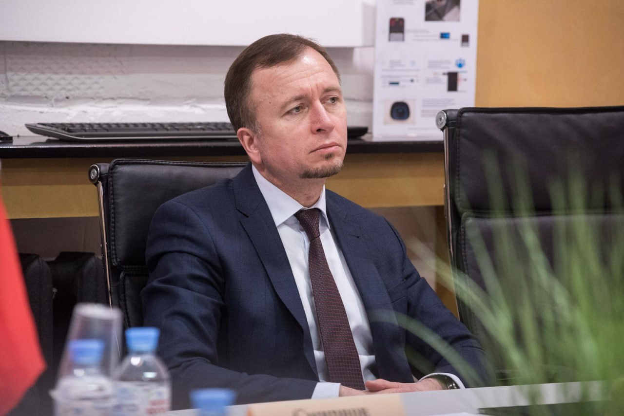 Врио директора петербургского фонда ОМС назначен бывший глава Комздрава Дмитрий Лисовец назначен врио директора государственного учреждения "Территориальный фонд обязательного медицинского страхования Санкт-Петербурга", сообщили в Смольном. Ранее он занимал должность заместителя директора этого учреждения. архив "ДП"