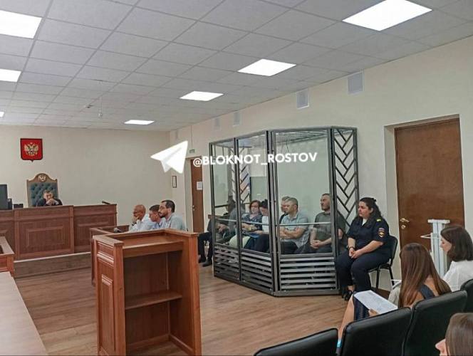 Экс-председатель Ростовского областного суда Золотарева отказалась признать обвинения  В Первомайском районном суде Краснодара идет судебный процесс над бывшим председателем Ростовского областного суда Еленой Золотаревой, а также ее заместителем Татьяной Юровой, экс-председателем Железнодорожного районного суда Ростов Георгия Бондаренко и бывшего руководителя управления судебного департамента Ростовской области Андрея Рощевского. Так же по делу проходит бывший представитель главы Чеченской Республики в Калининграде Альберт Романов.  Как сообщает «Блокнот Ростов», в ходе судебного процесса прокурор зачитал обвинение. Все подсудимые в ходе судебного процесса заявили о непризнании своей вины. Экс-глава донского суда Елена Золотарева также сообщила, что вину не признает и показания давать не будет.  Её заместитель Татьяна Юрова заявила, что вину в том виде, как обвиняют, не признает, а свое право давать показания реализует в ходе судебных заседаний.  Расследование уголовного дела о коррупции в судебной системе Ростовской области длилось более полутора лет. В апреле 2023 года задержали Татьяну Юрову и Андрея Рощевского. Одновременно с этим прошли обыски у Елены Золотаревой, которая тоже оказалась задержанной.