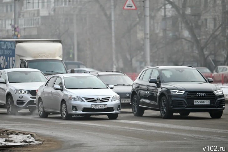 В регионе России после коммерциализации парковок задумались о создании бесплатных стоянок  В Саратове, отправившемся по следам Волгограда в деле создания платных парковок уже задумались над созданием бесплатных стоянок. Как передает ИА «СарИнформ», речь об этом зашла сегодня, на тематическом совещании.  Депутаты городской думы забили тревогу из-за введения на платных парковках новой схемы расположения автомобилей. По словам парламентариев, вместо перпендикулярной парковки машин, теперь автолюбителям предлагается ставит их вдоль тротуаров. Такое решение уменьшает количество занимаемых автомобилями дорожных полос, но одновременно многократно снижает вместимость парковок.  При этом у местных чиновников своя правда – они утверждают, что такая мера была необходима для соблюдения безопасности автомобильного движения.   Подробнее