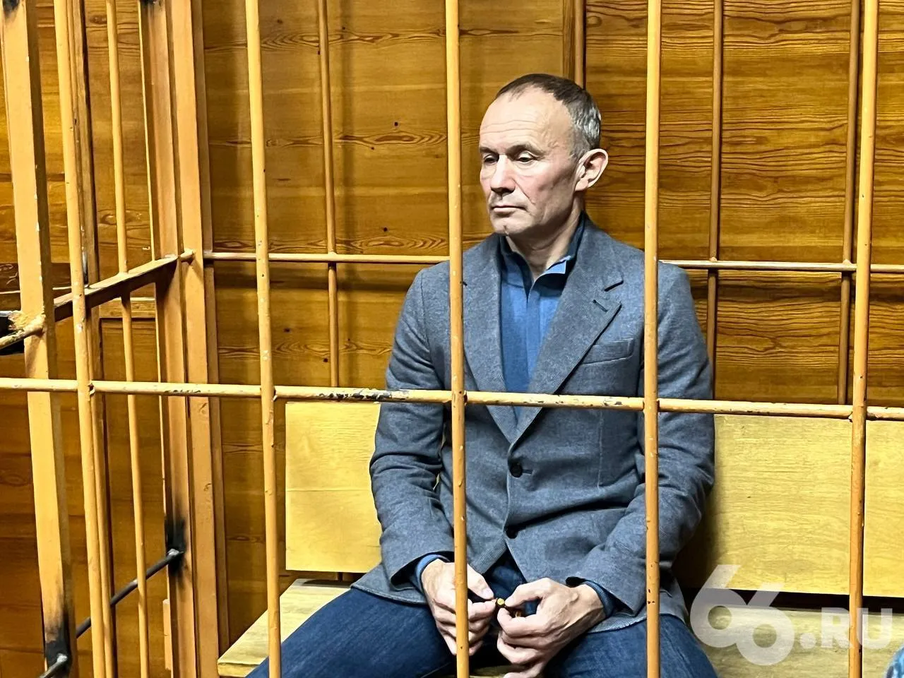 Бывший вице губернатор попросил суд выпустить его в интернет за пособием по безработице На этом настаивал адвокат Олега Чемезова Он хотел чтобы суд разрешил подзащитному гулять и пользоваться интернетом Чемезову нужен доступ к порталу Госуслуги чтобы оформить пособие по безработице для содержания детей Бывшему чиновнику в этом отказали Ему продлили домашний арест до 15 августа Чемезова задержали в сентябре 2025 года по делу о мошенничестве в особо крупном размере По версии следствия при работе с концессионными соглашениями в сфере теплоснабжения он участвовал в хищении средств когда занимал пост вице губернатора Ущерб оценивают более чем в 1 млн рублей В конце декабря 2025 года Чемезова перевели из СИЗО Челябинска под домашний арест из за состояния здоровья   на связи в TG MAX VK