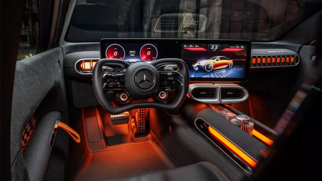 Представлен концепт Mercedes-AMG GT XX: 1360 сил и революционная батарея Впрямую об этом не говорится, но концепт считается предвестником серийной модели, которую AMG рассчитывает выпустить ближе к концу года. У AMG GT XX трёхомоторная силовая установка с агрегатами от Yasa — дочерней компании Mercedes-Benz. Их основное достоинство — высокая производительность совокупная отдача концепта достигает 1360 сил при компактных размерах. По оценкам разработчиков, они занимают только треть места обычных электродвигателей и при этом на две трети легче. Максимальная скорость электрокара — 360 км/ч. Иные динамические характеристики и ёмкость тяговой батареи не приводятся, хотя известно, что последняя имеет никель-кобальт-марганец-алюминиевые ячейки с плотностью хранения энергии в 300 Вт·ч/кг. Аккумулятор поддерживает зарядный ток до 850 кВт и может набрать электричества для пробега 400 км за пять минут: в AMG считают, что тем самым электрокар уже почти сравнялся в скорости пополнения с автомобилями с обычными ДВС. Двухместный концепт длиной около 5,2 метра базируется на новейшей платформе AMG.EA и собран главным образом из алюминия, композитов и стали. Обтекаемый силуэт без заднего стекла и множество воздухозаборников обеспечивают ему впечатляющий показатель аэродинамического сопротивления 0,198.