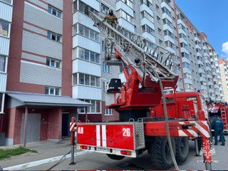 Ликвидирован пожар В Новоалтайске, по ул. Анатолия, произошел пожар в квартире на 5 этаже 10-этажного жилого дома. Возгорание оперативно ликвидировано пожарными МЧС России на площади около 5 квадратов, горели личные вещи, мебель. На месте происшествия работали 11 бойцов на четырёх единицах техники, в условиях задымления работали газодымозащитники. Самостоятельно из опасной зоны эвакуировался 21 человек в том числе 8 детей . ‼ Предварительная причина пожара — нарушение правил безопасности при эксплуатации бытовых электроприборов произошло короткое замыкание в вентиляторе . МЧС России напоминает: - следи за состоянием проводки; - не перегружай электросеть; - используй исправное электрооборудование; - не оставляй без присмотра включенные электроприборы. Ваша безопасность - ваша ответственность!