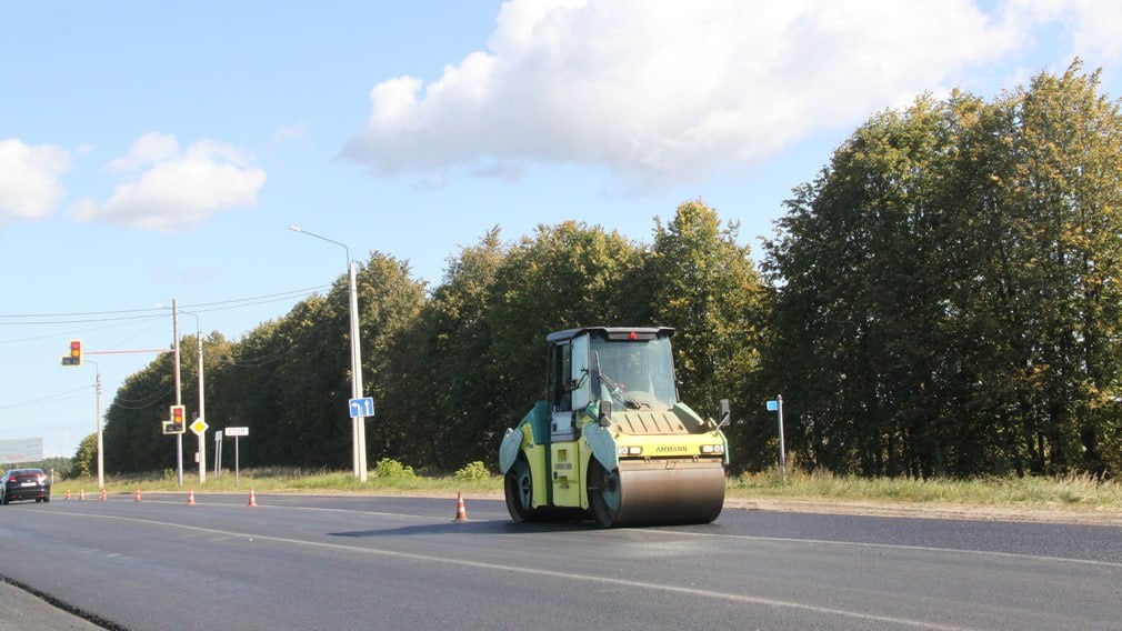 В Брянской области в 2025 году продолжится ремонт участка дороги Брянск – Дятьково – граница Калужской области. Работы будут проводиться по новому нацпроекту «Инфраструктура для жизни». Ремонт стартовал в 2024 году в рамках нацпроекта «Безопасные качественные дороги».    Протяженность обновленного участка составит более 2,5 км.    На участке магистрали обустроят новое двухслойное асфальтобетонное покрытие, верхний слой выполнят из щебеночно-мастичного асфальтобетона, отличающегося высокой прочностью.  Будут укреплены обочины, отремонтированы водопропускные трубы, установят барьерное ограждение.    На завершающем этапе работ нанесут разметку и установят новые дорожные знаки.  Фото: пресс-служба управления автодорог по Брянской области