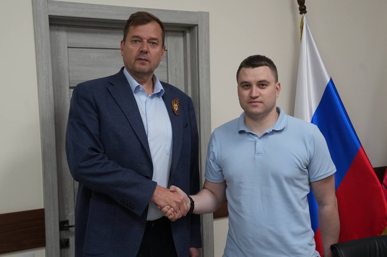 В Мелитополе провел рабочую встречу с губернатором Запорожской области Евгением Балицким. Обсудили с ним вопросы, которые возникли в ходе моей рабочей поездки по области. Много вопросов связанных с ремонтов школ и детских садов. Также, поговорили о планах развития социальной сферы в регионе и о предстоящем курортном сезоне.