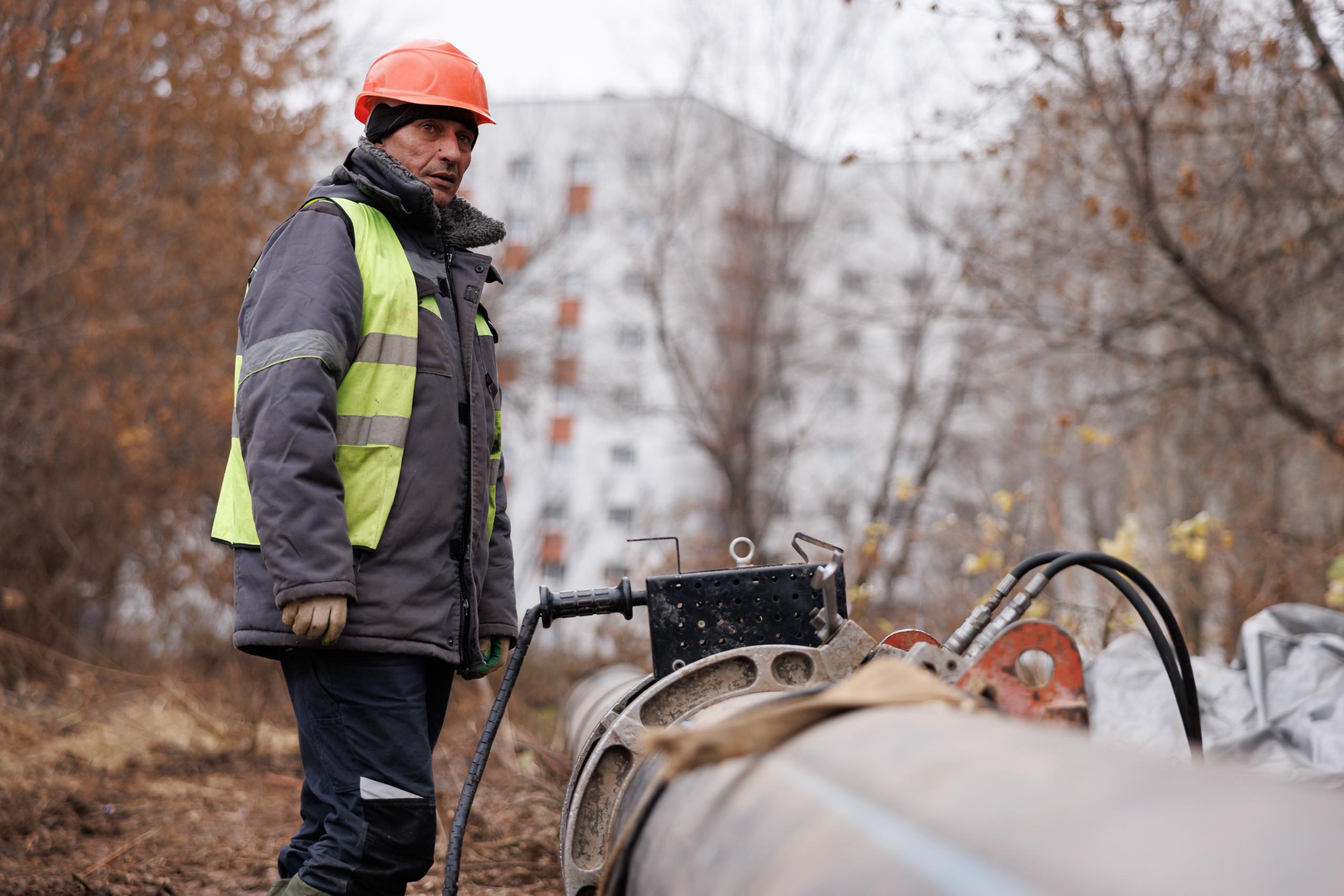 Государственная Дума приняла закон который существенно меняет подход к управлению объектами ЖКХ частными инвесторами Мы совершенствуем механизм концессионных соглашений чтобы сделать эту сферу более открытой конкурентной и главное защищенной от необоснованного роста цен для граждан Суть изменений проста мы уходим от закрытых схем и автоматической передачи теплосетей или водоканалов в управление бизнесу Теперь ключевым условием становится честная конкуренция Любое предложение о концессии должно быть публичным а выбор управляющей компании проходить через обязательный конкурс Это позволит отбирать тех кто готов предложить лучшие условия не на бумаге а на деле Особое внимание в законе уделено финансовой прозрачности Теперь концессионеры обязаны отчитываться о любой государственной поддержке и бюджетных субсидиях которые они получают Эти средства будут в обязательном порядке учитываться при формировании тарифов Такой подход ставит заслон попыткам бизнеса дважды заработать на одном и том же и получить помощь от государства и заложить эти же расходы в платежки жителей Дополнительно усиливается контроль на местах Главы регионов будут ежегодно отчитываться перед региональными парламентами о том как инвесторы выполняют свои обещания по модернизации инфраструктуры Это значит что спрос за качество воды и тепла в домах станет строже Принятый закон это еще один шаг к наведению порядка в отрасли где интересы жителей должны быть безусловным приоритетом