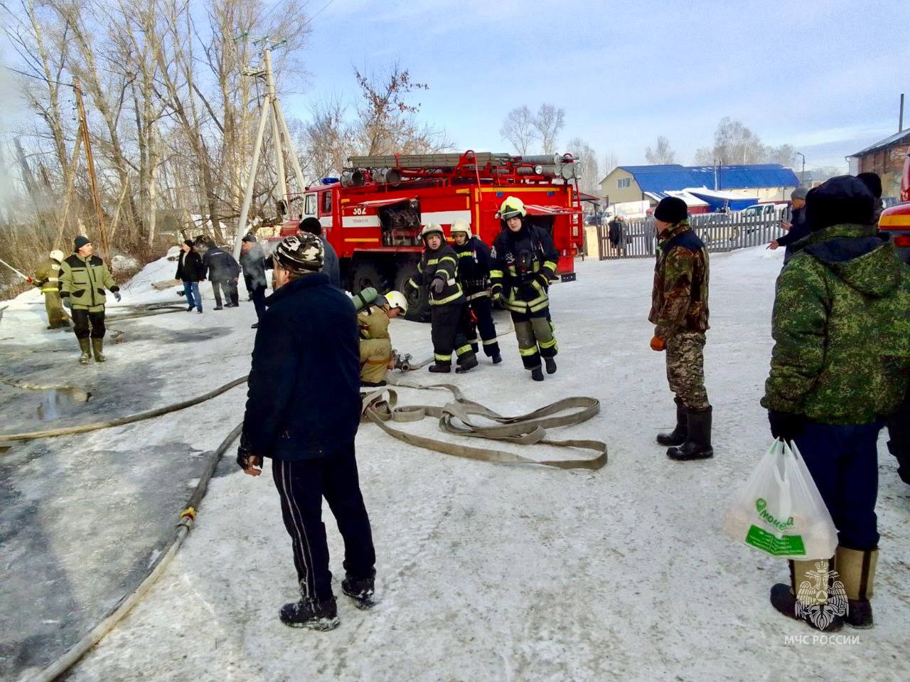 Пожарно-спасательные подразделения ликвидировали пожар райцентре Залесово.    Горело здание пекарни. Произошло частичное обрушение кровли, повреждены стены, перекрытие, оборудование. Были задействованы 5 автоцистерн, 12 человек личного состава. Пострадавших нет.   Предварительная причина пожара — нарушение правил пожарной безопасности при эксплуатации печи  из-за перекала печи в котельной пекарни произошло возгорание кровли .   Ваша безопасность - ваша ответственность!