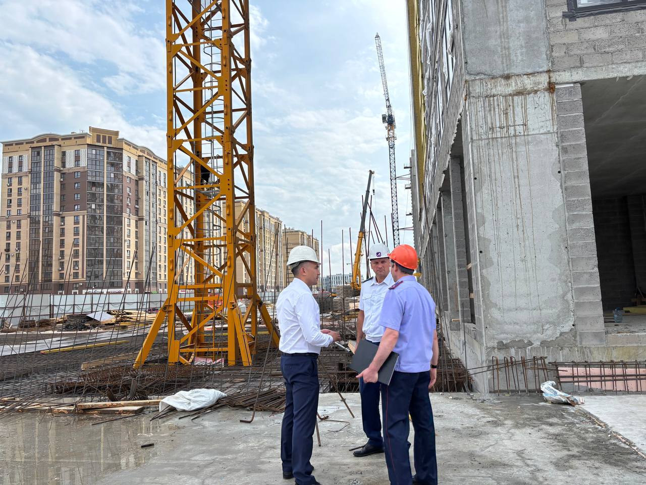 ⁉ Прокуратура проводит проверку по факту гибели двух рабочих на стройке в Тюмени Сегодня, 17 июня 2025 года, в дневное время на строительной площадке жилого комплекса "Космо", расположенного на ул.Евгения Войнова в г. Тюмени, в ходе проведения строительных работ произошло обрушение с высоты 12 этажа выносной площадки с двумя рабочими и грузом на стоявших внизу троих рабочих. В результате несчастного случая два работника подрядных организаций погибли на месте, трое госпитализированы с тяжелыми травмами. На место происшествия выезжал прокурор Центрального административного округа г. Тюмени Евгений Кондрашкин. Прокуратура округа по поручению прокуратуры Тюменской области организовала проверку соблюдения законодательства об охране труда и производственном травматизме. Ход и результаты процессуальной проверки, проводимой по данному факту следственными органами, поставлены на контроль. Видеокомментарий прокурора Калининского административного округа г.Тюмени Евгения Кондрашкина ОБНОВЛЕНО в 14.13 час.: один из рабочих, госпитализированных с травмами, скончался в медицинском учреждении.