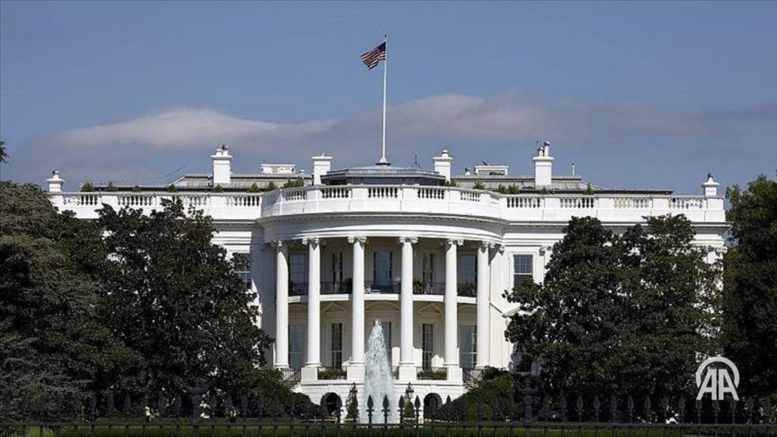 В Белом доме сообщили о состоявшемся важном телефонном разговоре Трампа и Нетаньяху Президент США Дональд Трамп и премьер-министр Израиля Биньямин Нетаньяху провели важный телефонный разговор. Официальный представитель Белого дома подтвердил факт беседы, однако детали разговора не разглашаются. Вопрос о том, примут ли США участие в израильских ударах по Ирану, остается открытым — ни израильская, ни американская сторона пока не сделали конкретных заявлений по этому поводу. Кроме того, несмотря на то, что днем по местному времени Трамп собрал в «Ситуационной комнате» Белого дома команду национальной безопасности, официального заявления о том, планирует ли американский лидер сделать обращение по поводу напряженности между Израилем и Ираном, пока не поступало. 24/7 в сутки с Агентством «Анадолу»