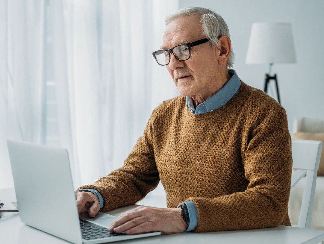 Эксперты Больше половины опрошенных россиян назвали интернет небезопасным местом В основном респонденты не доверяют интернету из за активности мошенников В топ 3 причин также вошли распространение вредной ложной информации и недостаточная защищенность личных данных в сети Опрос фонда Общественное мнение давший такие результаты провели среди 1 5 тысячи респондентов в 51 регионе России При этом 15 респондентов заявили что вообще не пользуются интернетом Кроме того 44 опрошенных в случае отсутствия доступа к интернету испытали бы значительные изменения в жизни Почти вдвое меньше респондентов 23 считают что их жизнь совсем не изменится Источник РБК   Будь в курсе событий везде ОК VK MAX