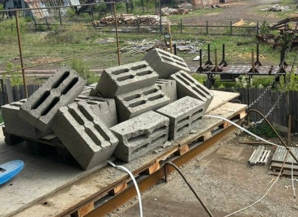 Бетонные блоки насмерть задавили упавшего рабочего на стройплощадке в Иркутске Мужчина сорвался с высоты, после чего на него обрушились стройматериалы Читать подробнее на сайте...