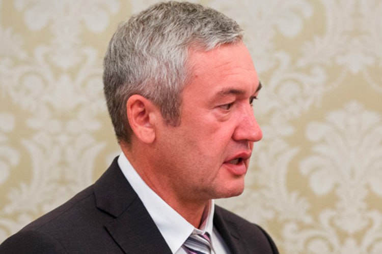 В Казани задержан владелец Волгадорстроя Айрат Миннуллин сообщил источник БИЗНЕС Online По информации собеседников Миннуллина задержали накануне ночь он провел в ИВС Суть подозрений следствия пока не раскрывается но она связана с работой компании при строительстве трассы М 12 Волгадорстрой одна из крупнейших автодорожных структур РТ это группа из двух идентичных по названию организаций обеими руководит Миннуллин Первая фирма создана в 2008 году и в сентябре признана банкротом в отношении нее ведется конкурсное производство Вторая с 2013 года в отношении нее введено наблюдение Среди наиболее крупных проектов стройка участка платной скоростной трассы М12 протяженностью 41 км Также фирма строила Большое Казанское кольцо в 2020 м и вместе с другими подрядчиками возводила трассу в обход Нижнекамска и Челнов открытую в 2024 м ℹ Подпишитесь на БИЗНЕС Online