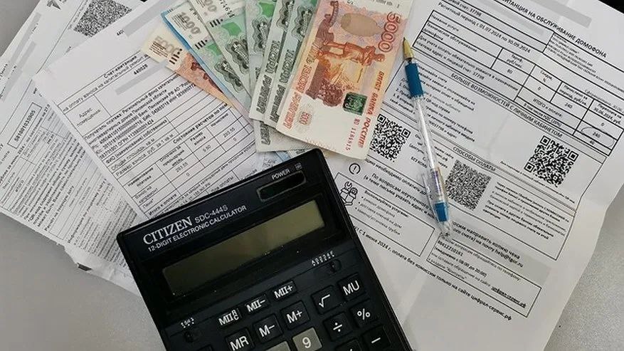 В Дальневосточной энергической компании ДЭК уточнили, что владельцев частных домов в Приморье, кто не подал документы об электрооборудовании, ждёт увеличение суммы в платежках за свет. Энергетики призывают владельцев частных домов Приморья поторопиться с визитом в ДЭК с документами об электрооборудовании. «В противном случае граждане могут столкнутся со значительным повышением цен на электроэнергию. За первое полугодие 2025 года компания получила данные только от 14-ти тысяч клиентов. Всего в крае, по данным энергетиков, таких домовладений может быть около 260 тысяч», – сообщили в компании. В компании отмечают, клиентам, от которых до сих пор не поступили сведения об их электрооборудовании в доме, необходимо быстрее подтвердить его наличие. Потребители, не подтвердившие это документально, с 1 декабря 2025 перейдут на соответствующие законодательству диапазоны и тарифы, с перерасчетом за прошедшие периоды 2025 года.