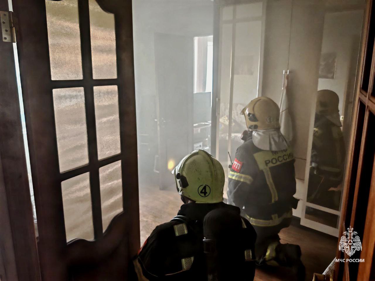 В Туле огнеборцы спасли двух человек на пожаре В Туле на Красноармейском проспекте произошло возгорание на балконе квартиры, расположенной на втором этаже многоэтажного дома. Оперативно прибывшие огнеборцы смогли потушить пожар, охвативший площадь в 4 квадратных метра. Об этом сообщает пресс-служба МЧС России по Тульской области. ↗ Прислать новость Подписаться